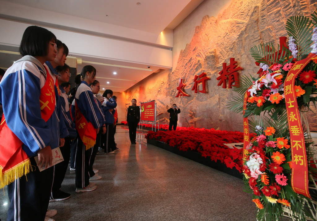 4月2日，太原市第六十一中學校的學生在山西省武鄉縣八路軍太行紀念館緬懷革命先烈。 新華社發（李勇 攝）