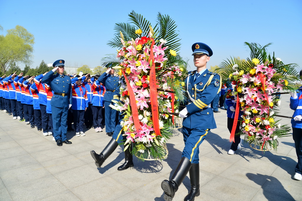 4月2日，中學生與空軍官兵在北京中國航空博物館祭奠航空英烈。新華社發（周良 攝）