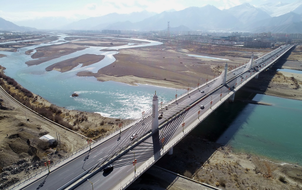 拉薩市環城路納金大橋段（4月3日無人機拍攝）。新華社記者 晉美多吉 攝