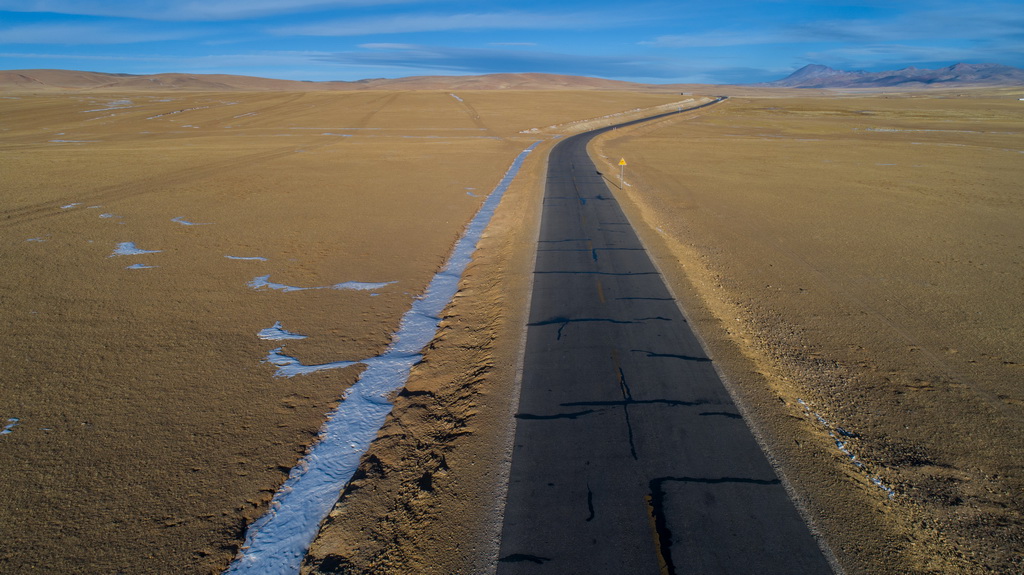 这是通往藏北双湖县的公路（1月30日无人机拍摄）。新华社记者 普布扎西 摄