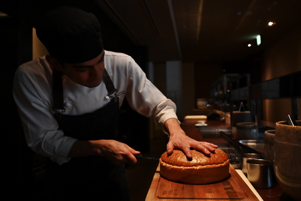 4月1日 ，在日本東京，一名主廚制作“黃金巨無霸”漢堡包。