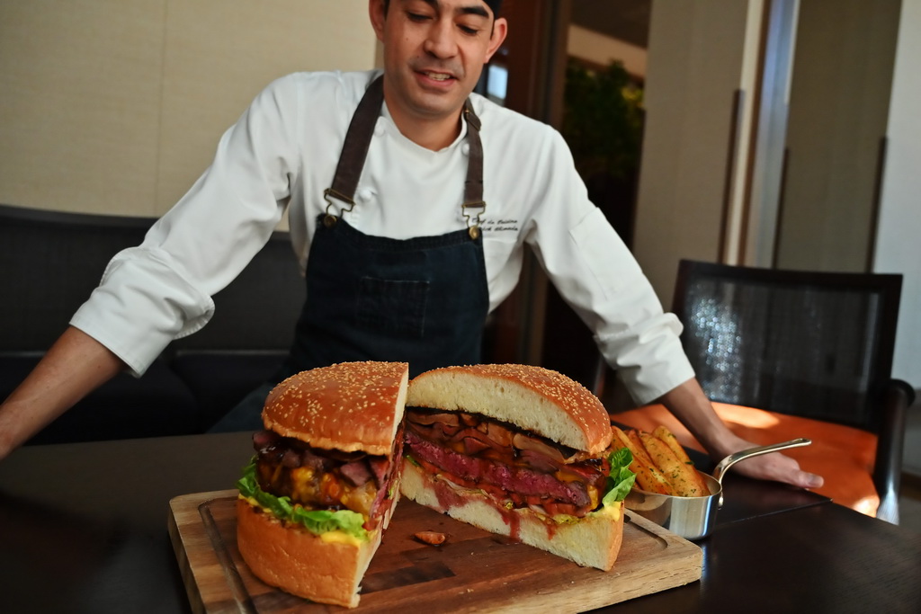 4月1日，在日本東京 ， 一名主廚展示“黃金巨無霸”漢堡包。