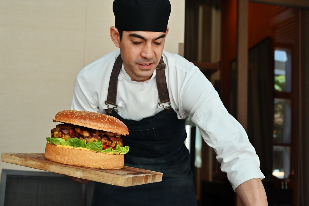 4月1日，在日本東京，一名主廚展示“黃金巨無霸”漢堡包。 