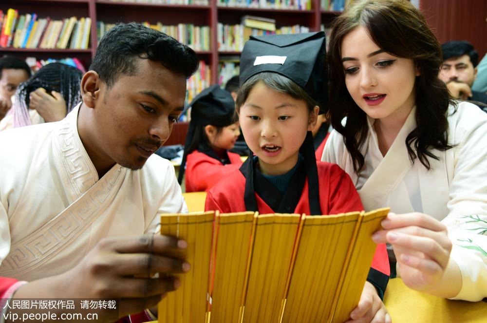 江蘇鎮江：洋學生華服日裡感受中國傳統文化