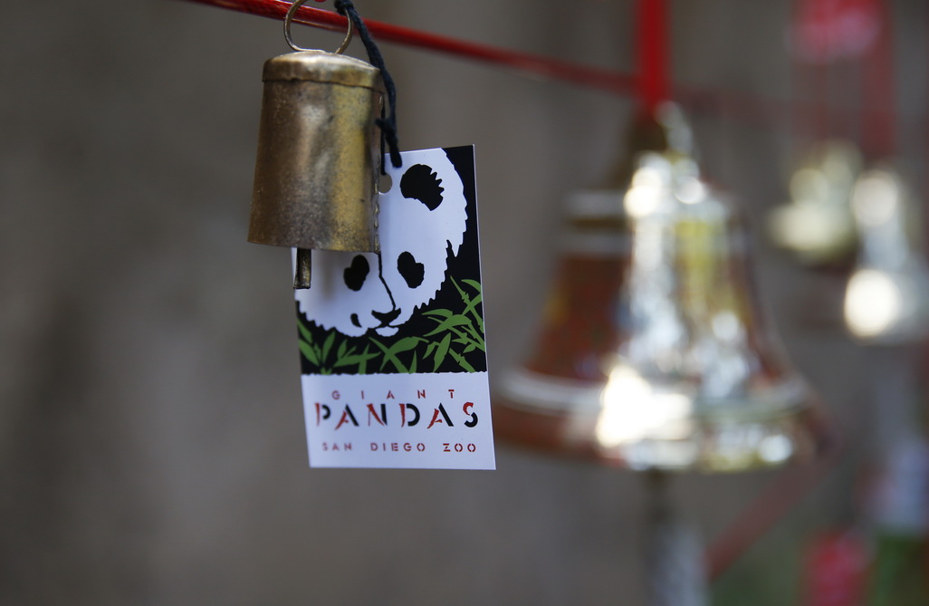 4月6日在美国圣迭戈动物园“大熊猫友谊墙”拍摄的祝福签。 新华社记者李颖摄