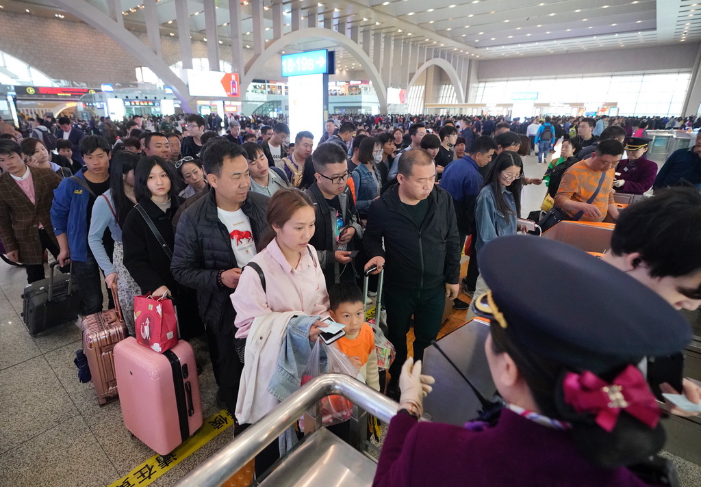 4月7日，旅客在石家庄站進站乘車。新華社記者邢廣利攝
