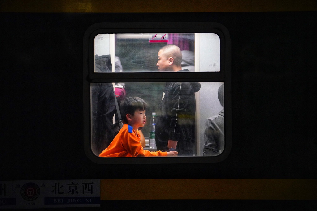4月7日，旅客在石家庄站乘車。新華社記者邢廣利攝