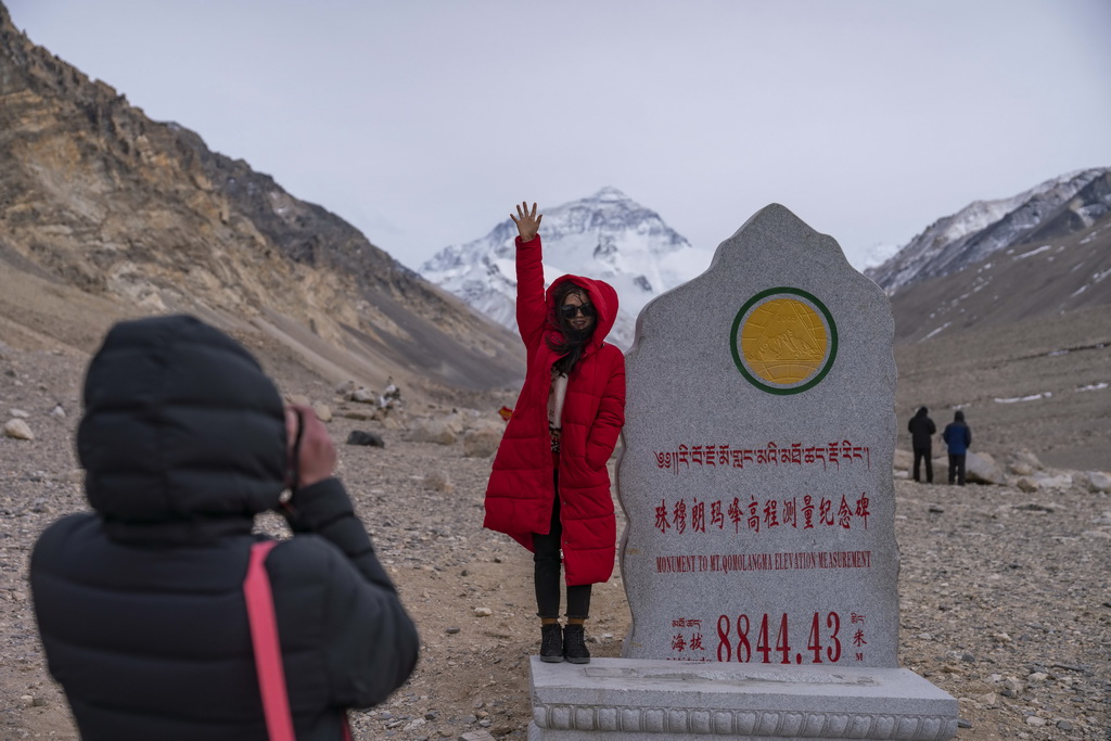游客在珠穆朗瑪峰腳下拍照留念（4月6日攝）。新華社發（孫非 攝）