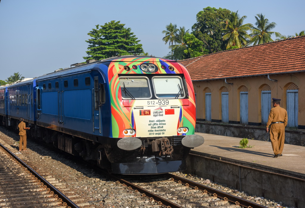 4月8日，一輛列車停靠在斯裡蘭卡南部馬特勒火車站，准備駛往貝利亞塔。  新華社記者郭磊攝
