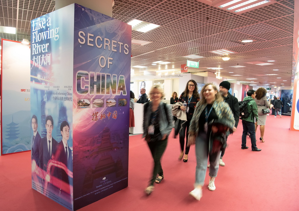 4月8日，在法國戛納春季電視節上，人們走過一部中國電視劇的海報。新華社發（杰克·陳攝）