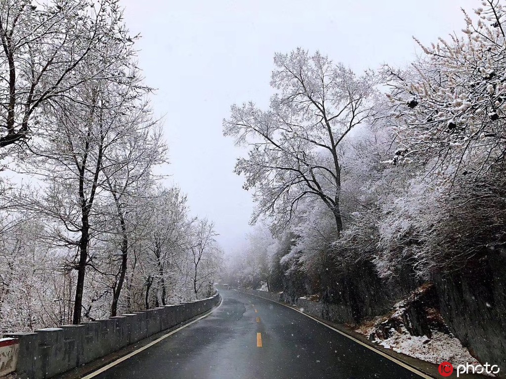 北京城内外雨雪交加景色美 山区一片银装素裹