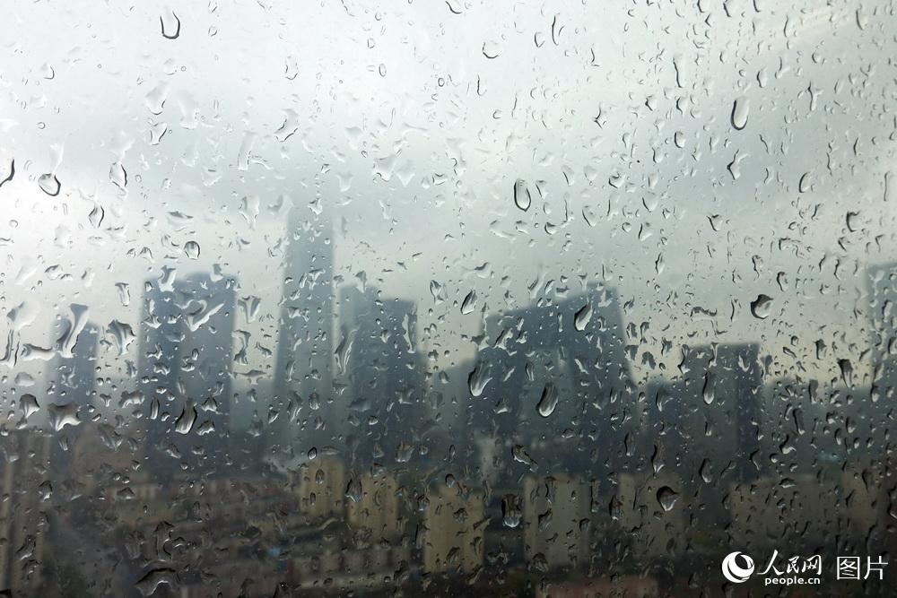 北京城區降溫又降雨 路上行人瑟瑟發抖【4】