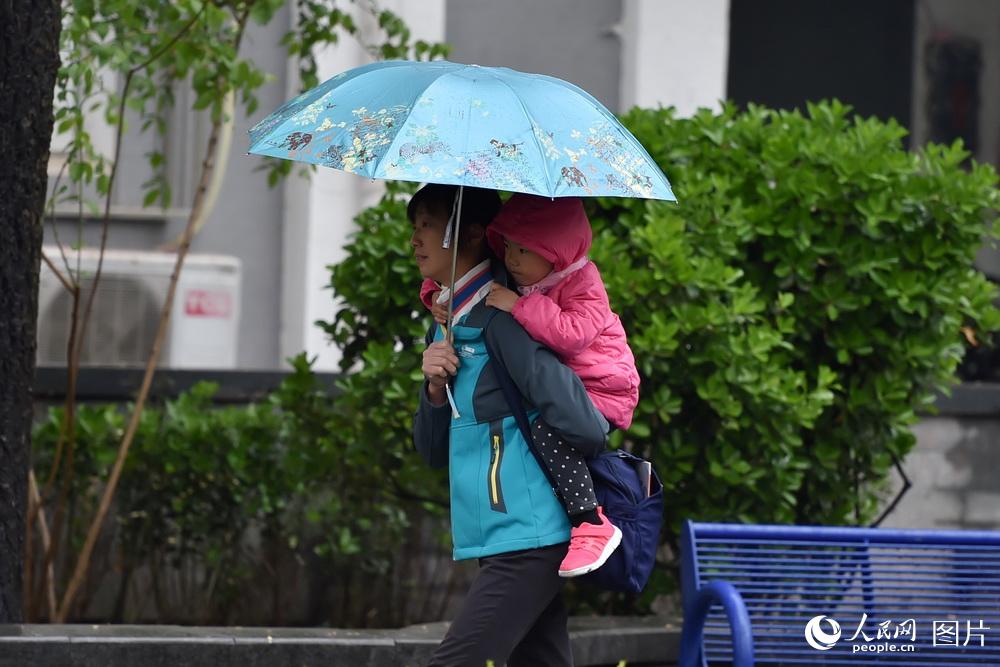 北京城區降溫又降雨 路上行人瑟瑟發抖【3】