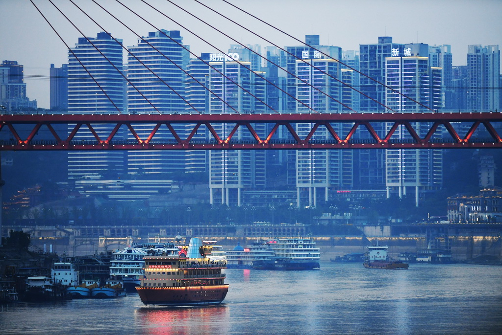 4月5日拍攝的夜幕下的重慶朝天門碼頭一帶景象。新華社記者王全超攝
