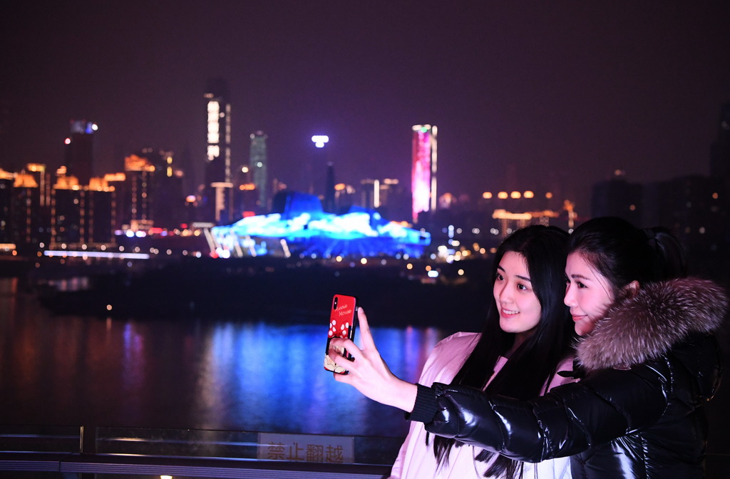 游客在重慶市南岸區街頭合影留念（1月1日攝）。 新華社記者王全超攝