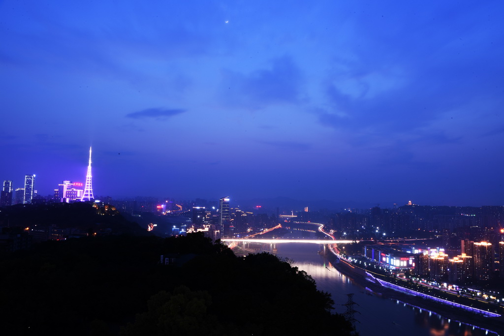 4月8日拍攝的重慶城市夜景。 新華社記者王全超攝