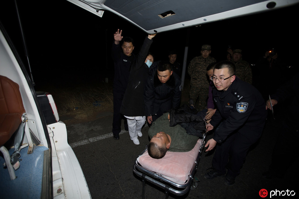 邊檢民警協助救護人員將傷者轉移至中方救護車。