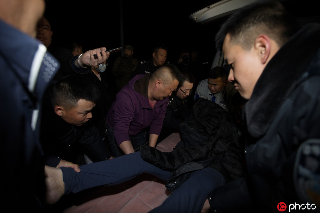 边检民警协助救护人员将伤者转移至中方救护车。