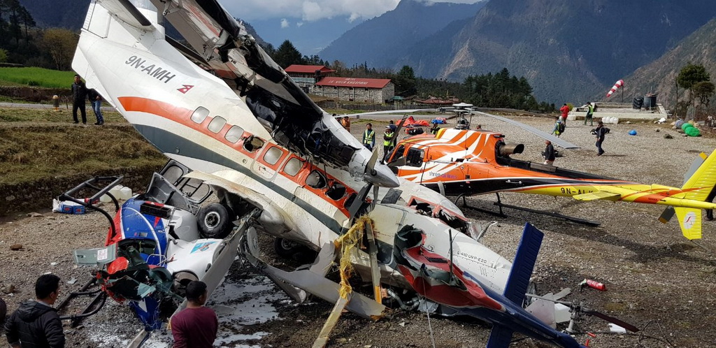 4月14日在尼泊尔卢卡拉机场拍摄的事故现场。