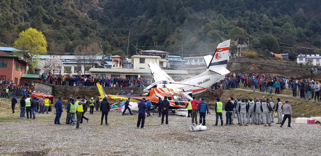 4月14日在尼泊尔卢卡拉机场拍摄的事故现场。