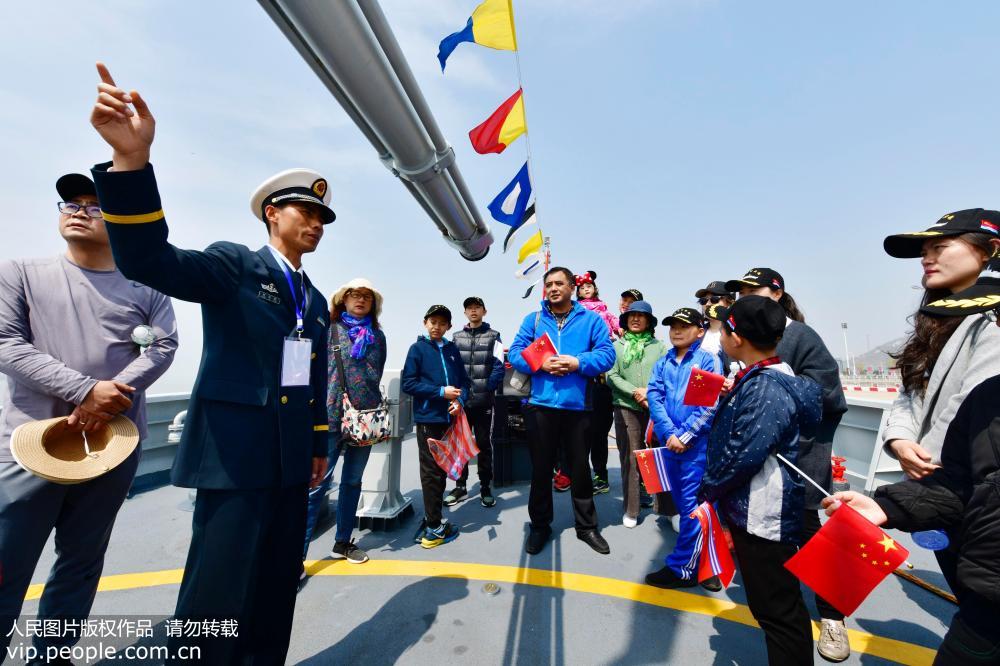 2019年4月14日，在東部戰區海軍某護衛艦支隊舉行了一場“軍營開放日”活動中，市民參觀現役的主戰艦艇。