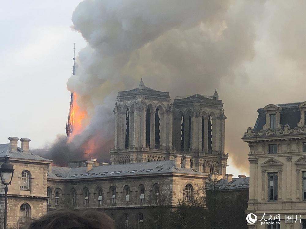 巴黎聖母院發生大火（何蒨 攝）