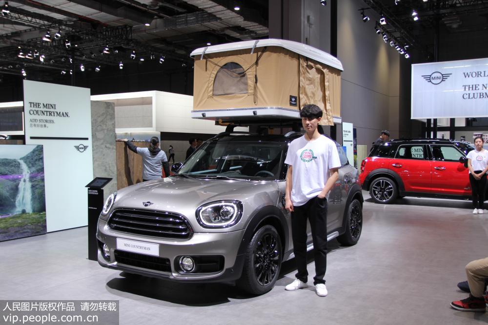 車展上名車豪車匯聚，新能源電動車、智能車受關注。（陳玉宇/人民圖片）
