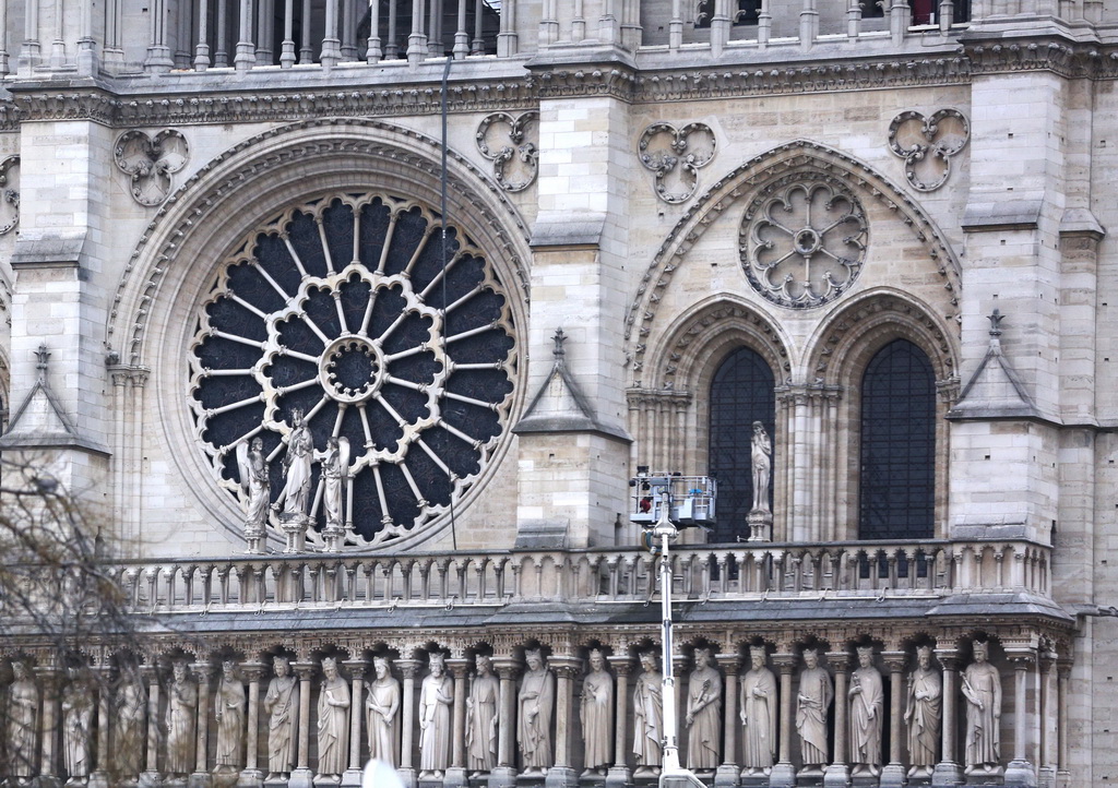 4月16日，在法國巴黎，火災后的巴黎聖母院前架起升降機。  新華社記者高靜攝