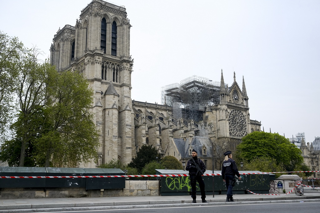4月16日，在法国巴黎，警察在火灾后的巴黎圣母院附近警戒。新华社发（亚历山大·卡曼摄）