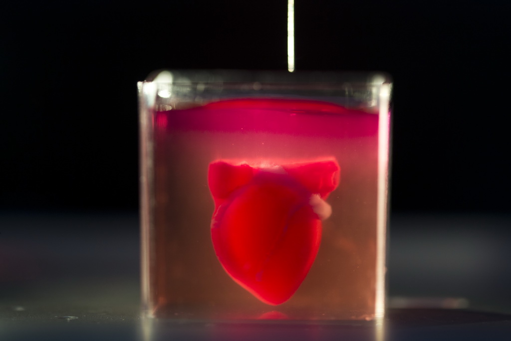 4月15日 ，在以色列特拉维夫大学，3D打印机正在打印3D心脏 。