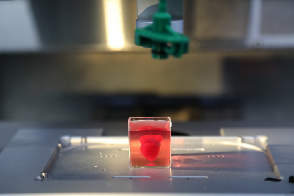 4月15日 ，在以色列特拉维夫大学，3D打印机正在打印3D心脏。