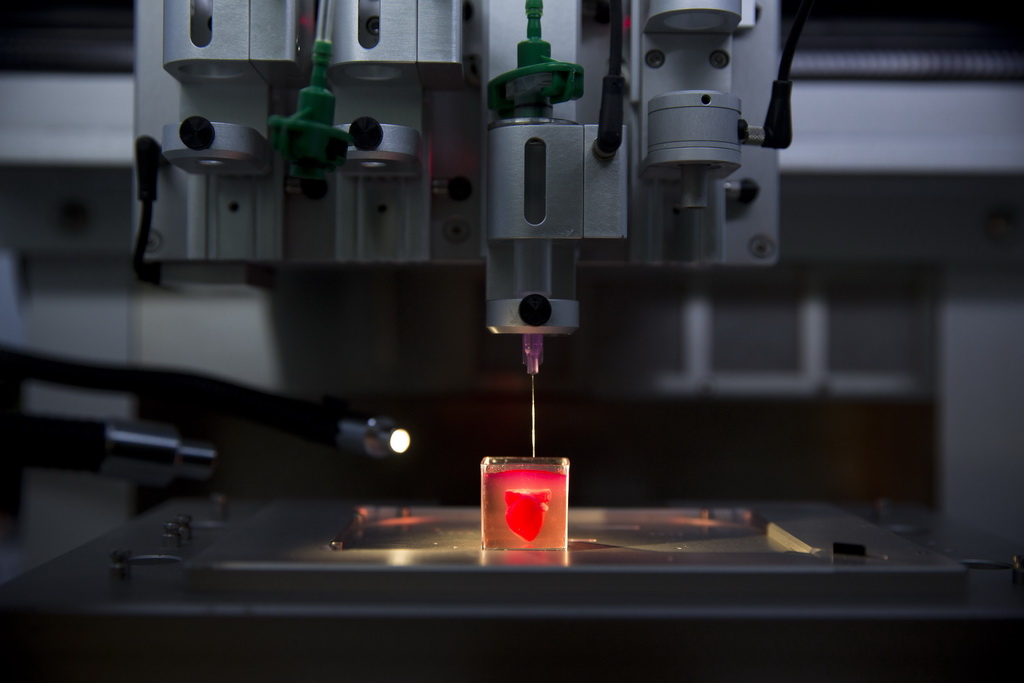 4月15日，在以色列特拉维夫大学 ，3D打印机正在打印3D心脏 。