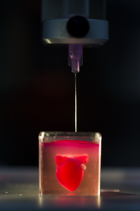 4月15日，在以色列特拉维夫大学，3D打印机正在打印3D心脏。