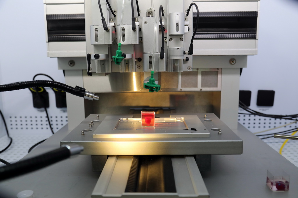 4月15日，在以色列特拉维夫大学，3D打印机正在打印3D心脏 。