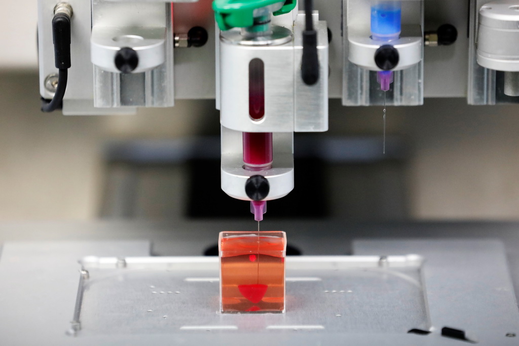 4月15日，在以色列特拉维夫大学，3D打印机正在打印3D心脏。