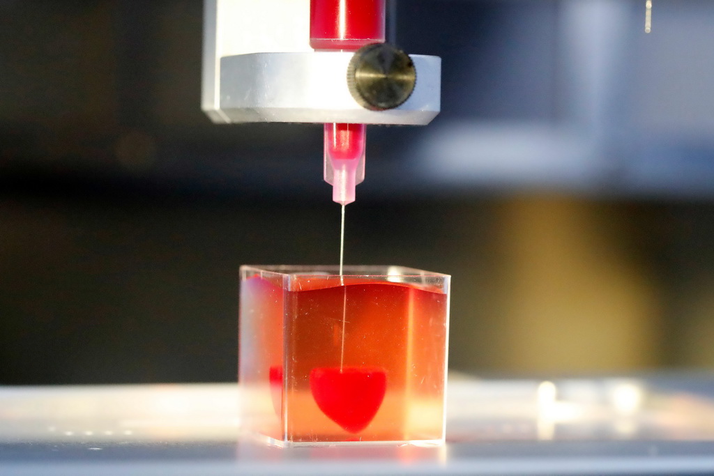4月15日 ，在以色列特拉維夫大學，一名研究人員展示3D心臟 。