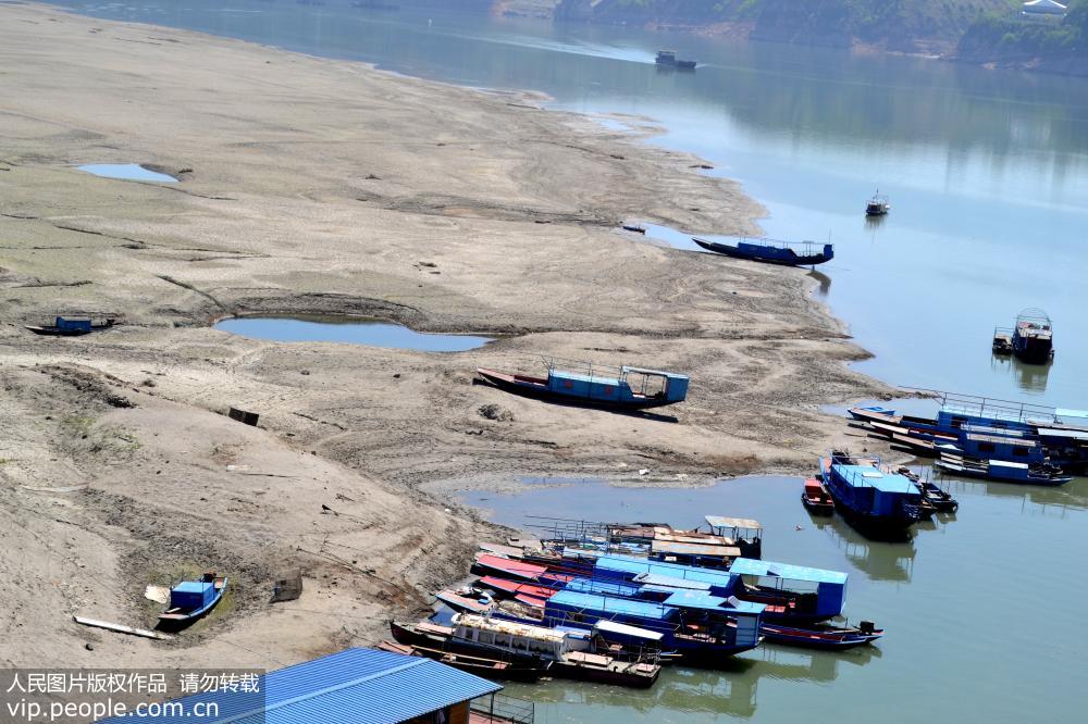 湖北十堰：漢江水位下降嚴重 河床大面積“裸露”至“江心”