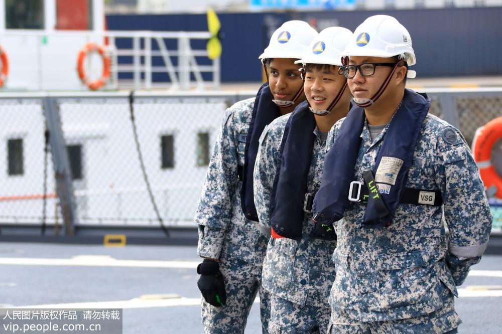 4月19日，新加坡海軍“堅強”號護衛艦停靠青島大港碼頭。