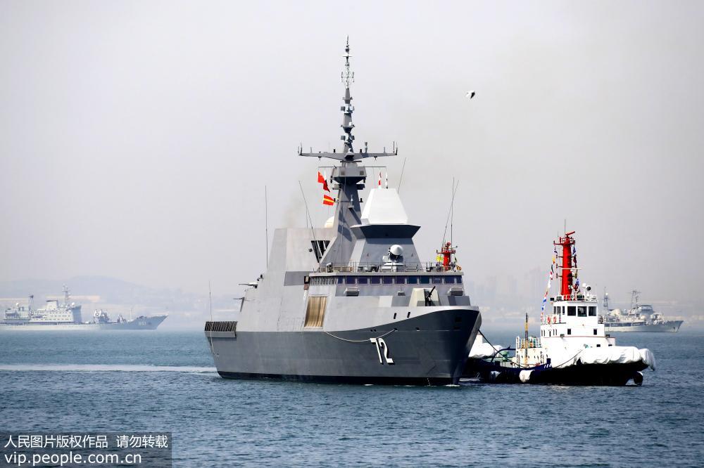 4月19日上午，新加坡海軍“堅強”號護衛艦緩緩停靠青島大港碼頭。