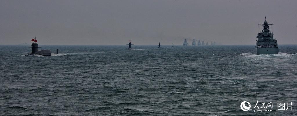中國海軍聯合編隊海上分列式威武壯觀。喬天富/攝