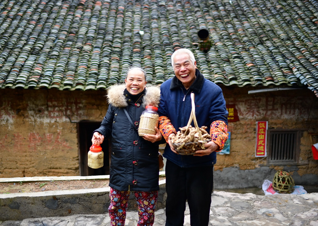 75歲的龍展星（右）和老伴在村口展示特產（2019年3月9日攝）。 新華社記者 黃孝邦 攝