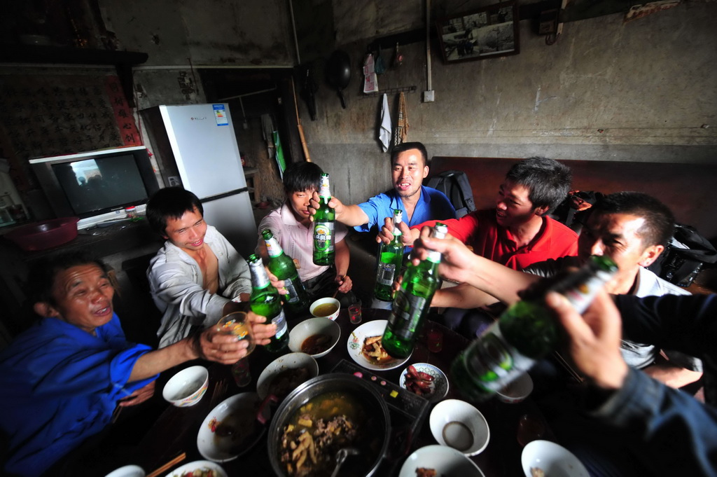2013年5月14日，村民們在吃午飯。 新華社記者 黃孝邦 攝