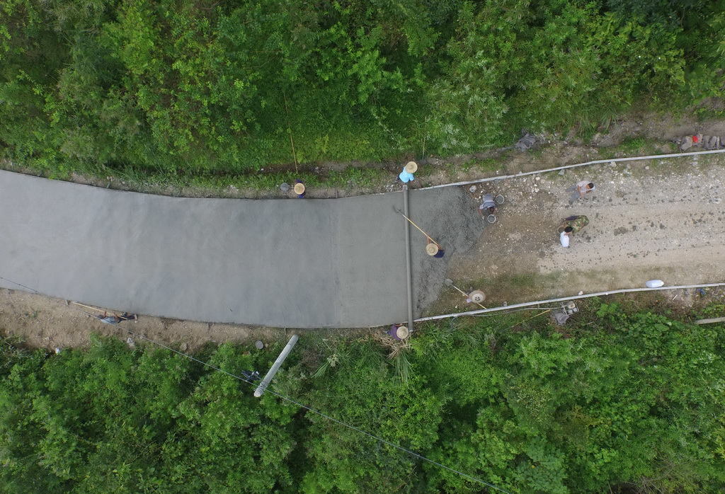 村民在修建進村公路（2015年7月22日無人機拍攝）。新華社記者 黃孝邦 攝