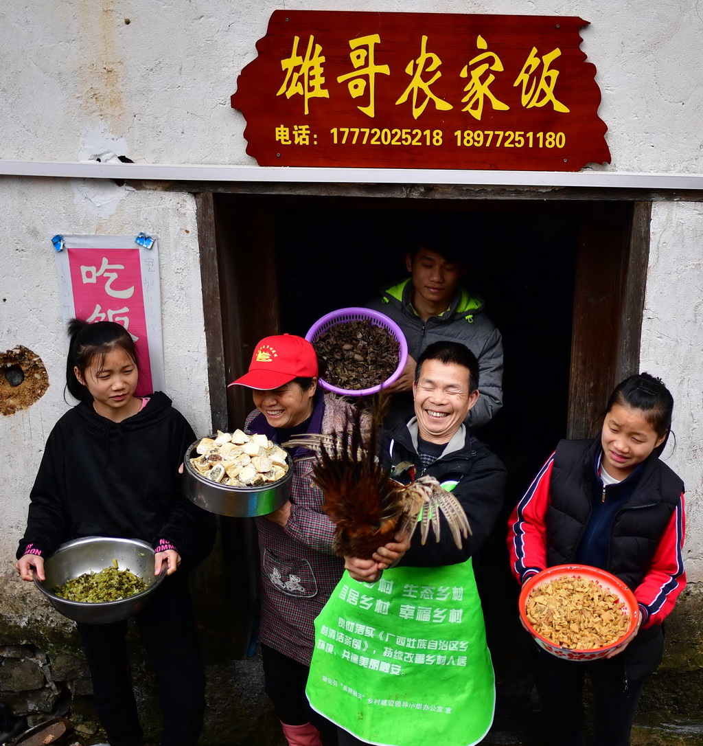 龍革雄（右二）一家在展示農家菜（2019年3月9日攝）。新華社記者 黃孝邦 攝