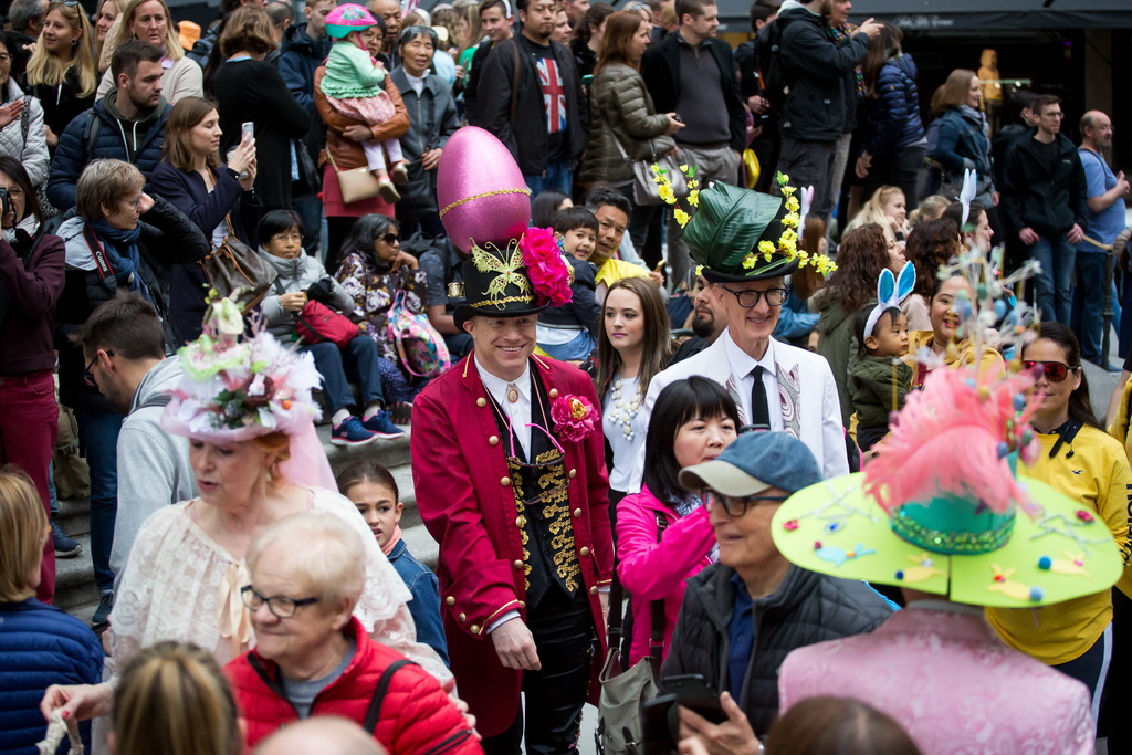 4月21日，在美國紐約，人們盛裝參加復活節花帽游行。