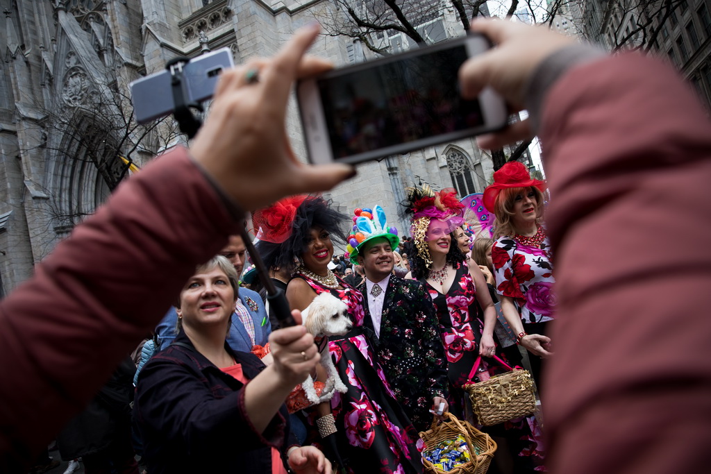 4月21日，在美國紐約，人們盛裝參加復活節花帽游行。新華社發（郭克攝）