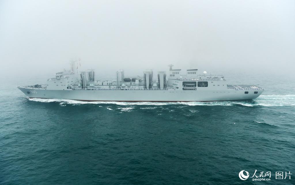 圖為965呼倫湖大型快速支援艦接受檢閱。人民網記者  雷聲攝