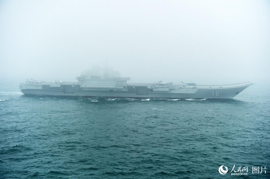 圖為“遼寧”號航空母艦接受檢閱。 人民網記者  雷聲攝