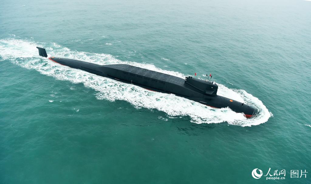  圖為中國某新型核潛艇接受檢閱。 人民網記者 雷聲攝