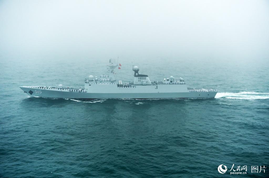 圖為濱州”號導彈護衛艦接受檢閱。 人民網記者  雷聲攝